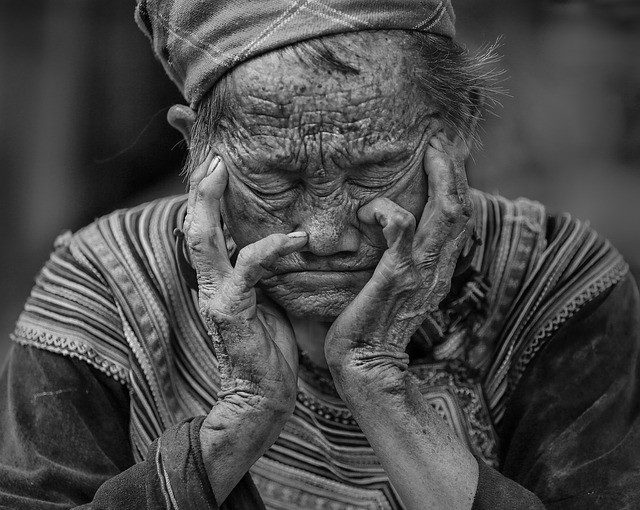 mujer anciana durmiendo daixonses.com