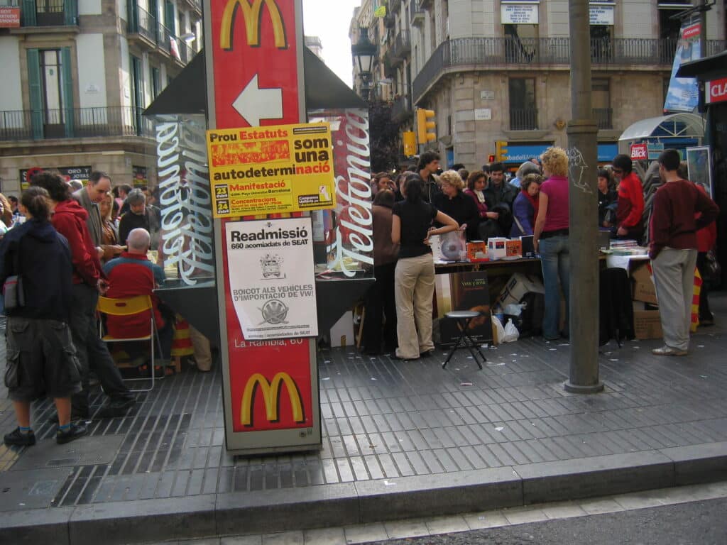 Parades de llibres a la Rambla de Barcelona durant la diada de Sant Jordi de 2006